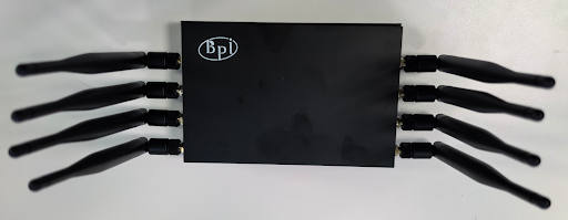 Hộp BPi-R3 đã lắp đặt bảng điều khiển trên cùng